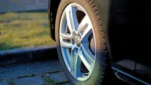 Intenta huir de un accidente en Pamplona con la rueda reventada para que no descubran que iba borracho