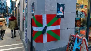 Las calles de Pamplona se llenan de ikurriñas y carteles de apoyo al etarra Xabier Rey: "Adiós y honor"