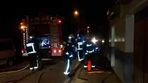 El incendio de una vivienda en Pamplona obliga a cortar una calle para sofocar las llamas