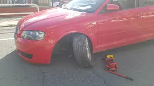 Cegado e inmovilizado: un "objeto extraño" en el ojo de un conductor provoca un accidente en Landaben