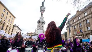 Miles de personas se vuelcan en Pamplona con el Día de la Mujer en varias manifestaciones por el centro de la capital