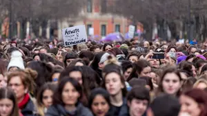 Miles de personas tiñen Pamplona de morado para reivindicar los derechos de las mujeres
