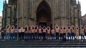 Desnudas delante de la catedral de San Sebastian: la protesta de 25 feministas contra el obispo Munilla