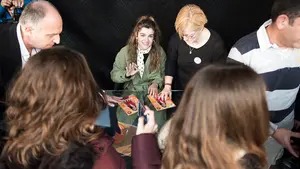 Amaia Romero reparte firmas y emoción a sus fans pamplonicas: los momentos más especiales de su firma de discos