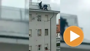 La Policía Nacional rescata a una mujer que quería arrojarse al vacío desde una azotea