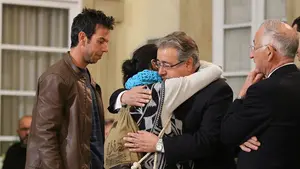 La madre de Gabriel regala al ministro Zoido este recuerdo de su hijo en agradecimiento