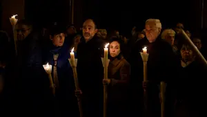 Fervor a pie de calle: miles de pamploneses acompa&ntilde;an a La Dolorosa en su marcha a la Catedral