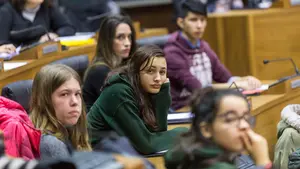 Los alumnos toman la palabra en el Parlamento de Navarra y dan una 'lección' a los políticos: que se trabaje por los refugiados