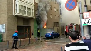 Espectacular incendio en una bajera de Villava: las llamas reciben desde la puerta a los bomberos