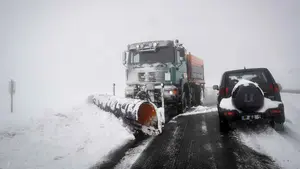 Nieva con fuerza en Navarra: es obligatorio el uso de cadenas en tres puertos de montaña
