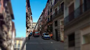 Se desprende y cae un trozo de un tejado en el centro de Pamplona por las fuertes rachas de viento