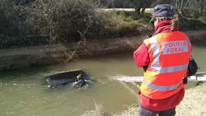 Un vehículo con varias personas cae al río Ebro en Lodosa: los equipos de rescate trabajan ya en el lugar