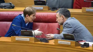 La oposición estudia exigir la dimisión del vicepresidente por su pliego incluyendo a un posible adjudicatario