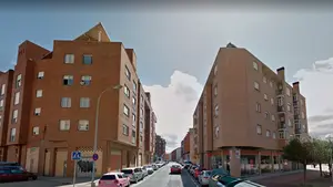 Les llevaba al colegio borracha: una madre se estampa con sus dos hijos dentro del coche en la Rochapea