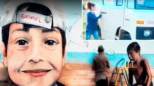 Una 'grafitera' navarra y su pareja pintan un gran mural en memoria de Gabriel Cruz en casa de la abuela del pequeño
