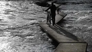 Proponen el nombre de una famosa mujer para designar a la pasarela del Club Natación