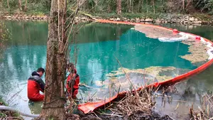 Los 10.000 litros de gasoil vertidos al río Arga tras el accidente del camión 'amenazan' ya a Puente la Reina