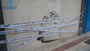 Una conductora de 68 años atraviesa la mediana y la acera hasta chocar contra un muro de una bajera en San Jorge