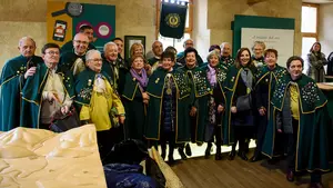 La Cofradía del Relleno de Villava pone buena cara al mal tiempo para celebrar su XII Capítulo