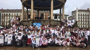 A favor de la sensibilización: una concentración de dantzaris en Pamplona da voz al autismo