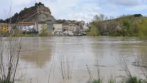 Las crecidas llegan al r&iacute;o Arag&oacute;n, que se desborda a su paso por Caparroso