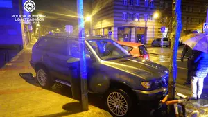 Un joven herido tras chocar contra otro coche que estaba aparcado en Mendillorri y que terminó subido en la acera