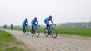 Así ha sido el reconocimiento de los 'navarros' del Movistar Team, con sus tres líderes, de la temida etapa del Tour de Francia marcada por los adoquines