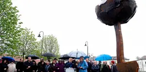 Víctimas del terrorismo, sobre la escultura de Bayona: "Es inconcebible que perpetúen así a ETA"