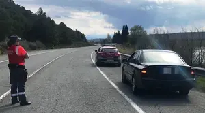 Dos vecinos de Arguedas retiran las vallas y entran con sus coches en una carretera anegada por la crecida del Ebro