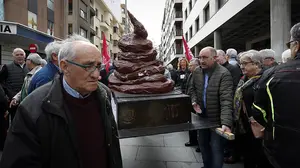Los pensionistas pasean por Pamplona la subida "de mierda" que les ha otorgado el Gobierno central