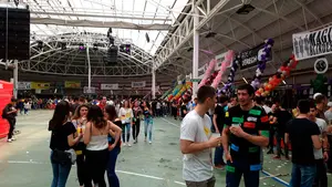 "Hasta que el cuerpo aguante": miles de jóvenes disfrutan en Pamplona de una soleada Carpa Universitaria