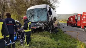 Mueren dos personas tras una colisión frontal de un vehículo contra un autobús en Lanz