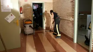 La 'vuelta al cole' de los bomberos: achican el agua de una inundación formada en un centro de Caparroso