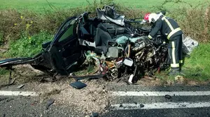 Así ha quedado el coche del accidente en el que han muerto dos personas en Lanz