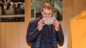 Un manjar con "sabor social": el cocinero Álex Múgica corta el primer queso del año elaborado por Aspace