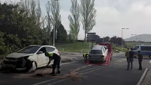 Dos heridos en un violento choque con tres coches implicados en la calle Esquíroz de Pamplona