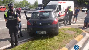 Un coche que circulaba en sentido contrario impacta contra una ambulancia en el centro de Pamplona