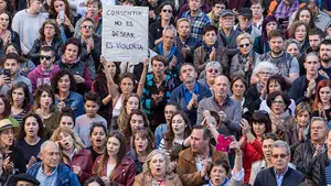 Pamplona se vuelca con la v&iacute;ctima de 'La Manada': as&iacute; ha sido la multitudinaria concentraci&oacute;n en el Ayuntamiento