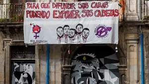 "Para qué difundir sus caras pudiendo exponer sus cabezas": una pancarta en Pamplona 'degüella' a 'La Manada'