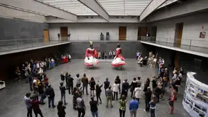 En fotos: el Parlamento vive al ritmo de los gigantes americanos el Día de la Comunidad Gitana en Navarra