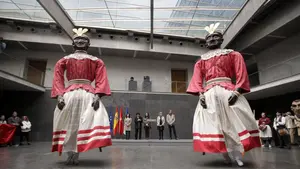 Sopresa en el Parlamento: los gigantes Toko Toko y Braulia rinden homenaje al Chunchunero gitano