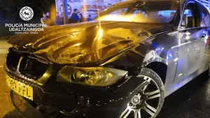 A todo trapo: el exceso de velocidad hace volcar a un vehículo en una glorieta de Pamplona