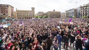 El panorama político de Navarra se tiñe de morado para apoyar la celebración del Día de la Mujer