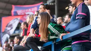 En fotos: la grada continúa apoyando a Osasuna, aunque los ánimos comienzan a decaer