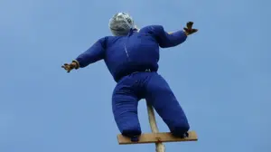 Murieta cumple un año más con su tradición ancestral y cuelga el "mayo" en lo alto del frontón