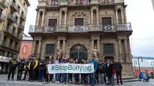 Una concentración en Pamplona planta cara al bullying en el Día Mundial contra el Acoso Escolar