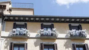 El Casco Antiguo de Pamplona elige a los balcones ganadores de su curioso concurso de decoración