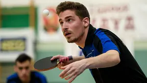 El tenis de mesa navarro acude al Parlamento para pedir ayudas y un local para la práctica deportiva