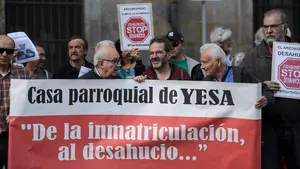 Protestan ante el Arzobispado de Pamplona por el anuncio de desahucio de una familia en Yesa