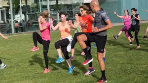 El medallista Reyes Estévez comparte charla y entrenamiento por las calles de Pamplona